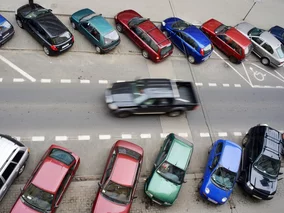 Miniatura: Bilet parkingowy za szybą w aucie czy...