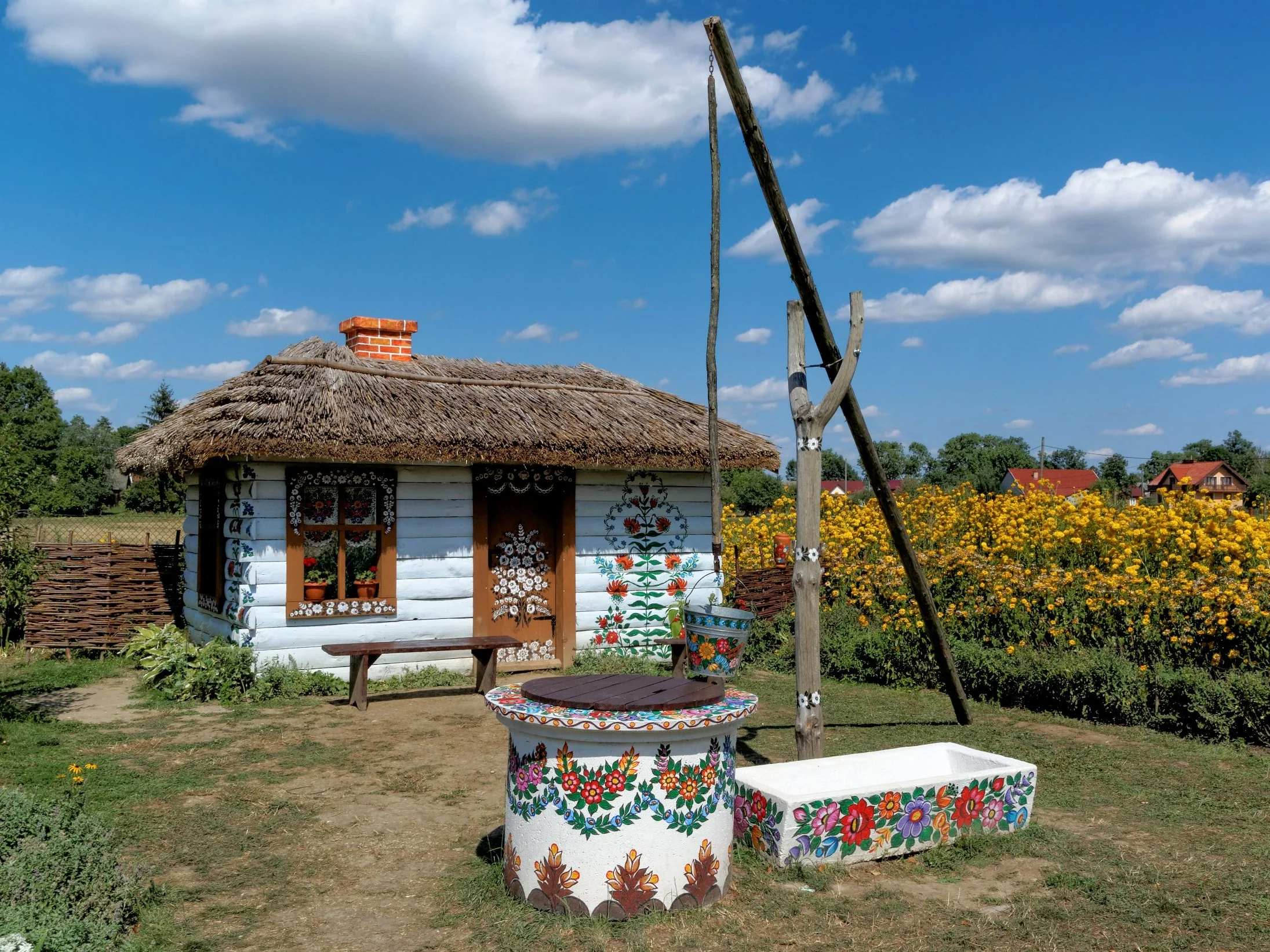 Jak nazywa się małopolska wieś słynąca z malowanych chat?