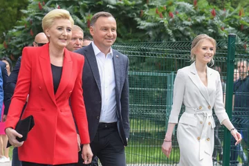 Kinga Duda z rodzicami w trakcie wyborów prezydenckich w 2020 roku 