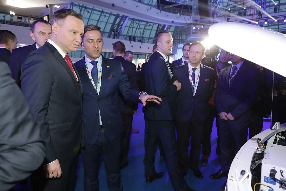 Prezydent Andrzej Duda za kierownicą ELVI 