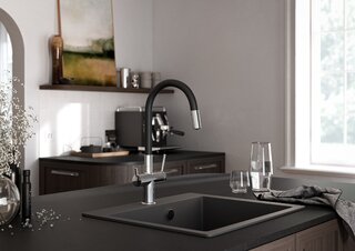Czarna silikonowa wylewka doskonale komponuje chromowaną baterię z granitowym zlewozmywakiem i blatem. Dodatkowym atutem baterii Filtrata jest możliwość czerpania filtrowanej wody prosto z kranu – bez dzbanka filtrującego i plastikowych butelek