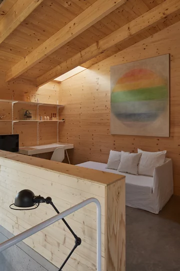 Przytulne wnętrza skryte za betonową ścianą, projekt Mjölk architekti Linka, Mjolk