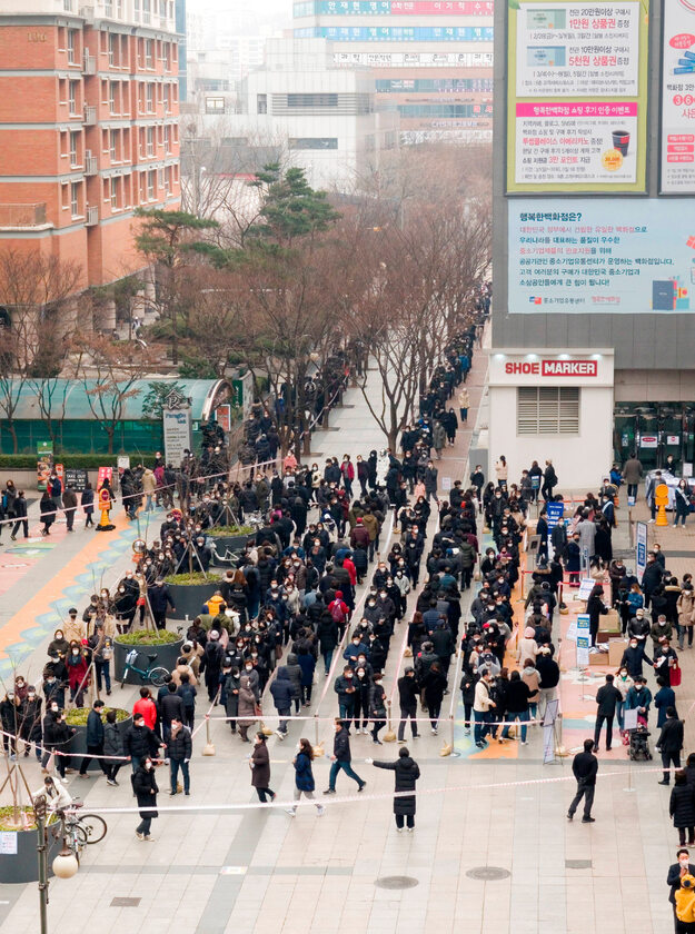 Korea Południowa. Ludzie stoją w kolejce po maski ochronne (1 marca) 