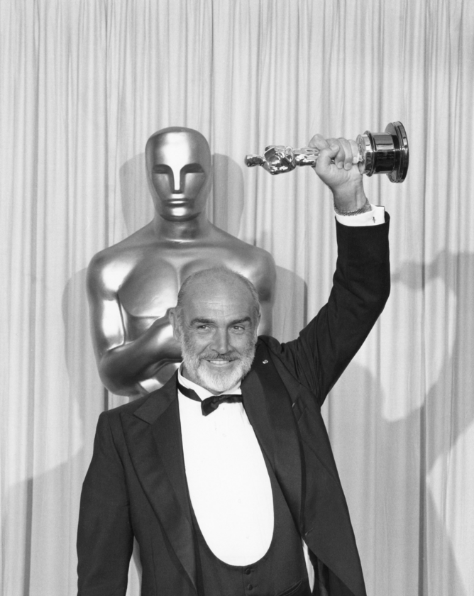 Sean Connery 1988 rok. Sean Connery dumny z Oscara za drugoplanową rolę w filmie „Nietykalni”.