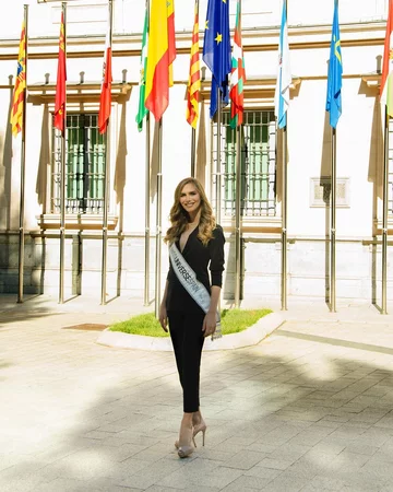 Angela Ponce 