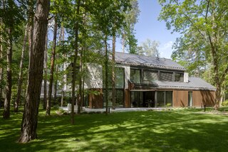 Dom Przenikający autorstwa Exterio Architektura to&nbsp;przykład nowoczesnej architektury, w&nbsp;kt&oacute;rej światło, natura i&nbsp;starannie zaprojektowana przestrzeń tworzą harmonijną całość