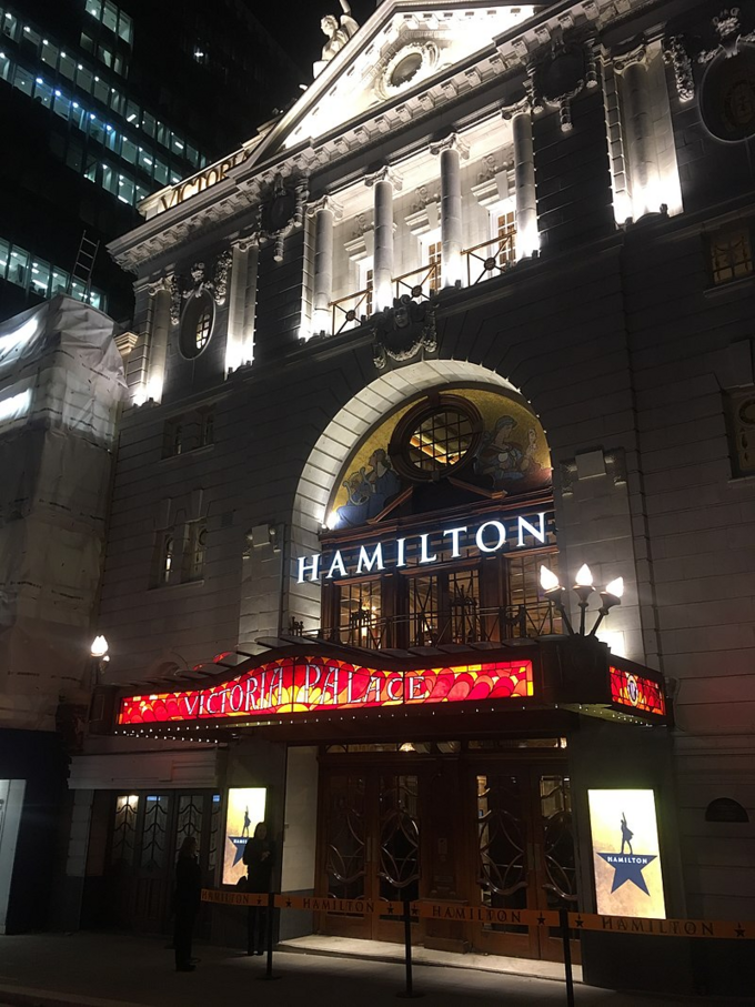 Premiera musicalu „Hamilton” w Victoria Palace Theatre w Londynie w 2017 roku