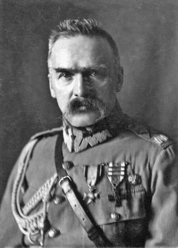 Józef Piłsudski Jeden z symboli niezależnej Rzeczpospolitej, zaliczany do grona „Ojców Niepodległości", w latach 1918-1922 Naczelnik Państwa. Jako Naczelny Dowódca Wojsk Polskich w trakcie słynnej wyprawy kijowskiej przeciwko bolszewikom wkroczył triumfalnie do obecnej stolicy Ukrainy. Co ciekawe, w przededniu rozpoczęcia bitwy warszawskiej złożył dymisję z pełnionych funkcji na ręce premiera Witosa, ten jednak jej nie przyjął. Później zdarzył się „Cud nad Wisłą”.