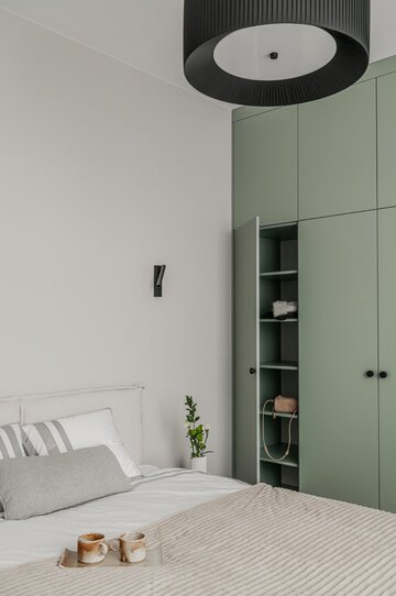 Projekt mieszkania na warszawskim Mokotowie autorstwa Deer Design to przykład spójnej aranżacji, w której funkcjonalność, kolor i jakość wykonania tworzą harmonijną, dopracowaną w każdym detalu przestrzeń do życia 