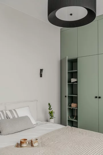 Projekt mieszkania na warszawskim Mokotowie autorstwa Deer Design to przykład spójnej aranżacji, w której funkcjonalność, kolor i jakość wykonania tworzą harmonijną, dopracowaną w każdym detalu przestrzeń do życia 