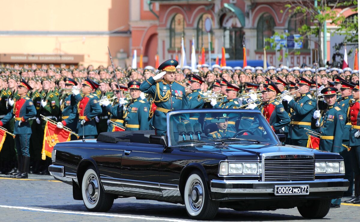 Generał Oleg Saljukow - dowodzący paradą 