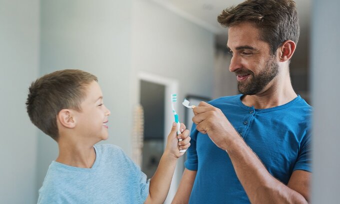 Ojciec z&nbsp;synem myjący zęby