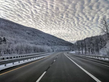 To nie Photoshop. To droga I-90 w Berkshire Mountains, Massachusetts 