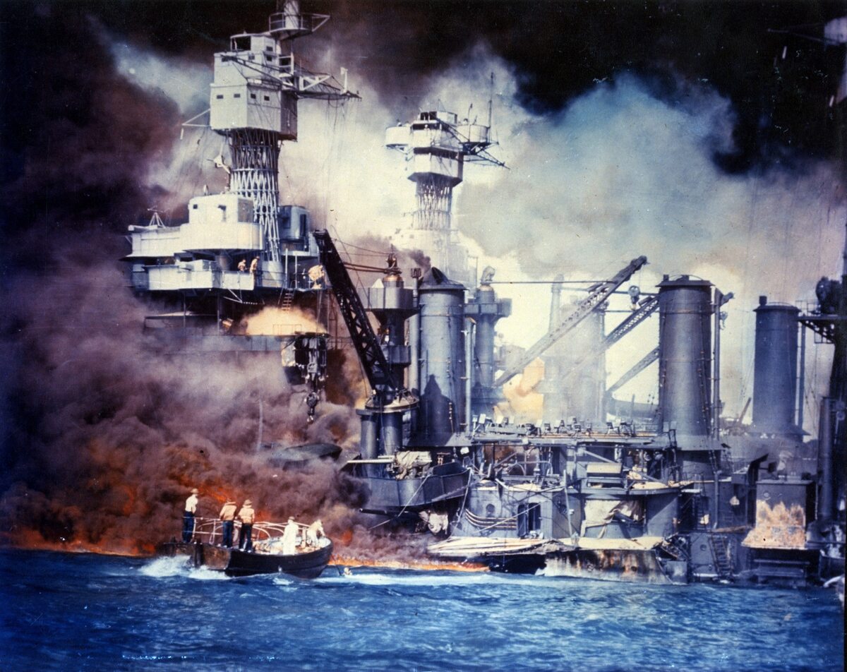 USS West Virginia płonie po japońskim ataku na Pearl Harbor (7 grudnia 1941 r.) 