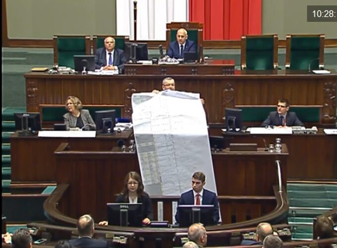 Minister Adamczyk pokazuje listę roszczeń