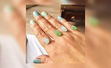 Kolorowe kamyczki, kawałki szkła i muszelki 