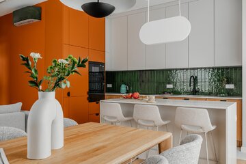 Projekt mieszkania na warszawskim Mokotowie autorstwa Deer Design to przykład spójnej aranżacji, w której funkcjonalność, kolor i jakość wykonania tworzą harmonijną, dopracowaną w każdym detalu przestrzeń do życia 