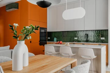 Projekt mieszkania na warszawskim Mokotowie autorstwa Deer Design to przykład spójnej aranżacji, w której funkcjonalność, kolor i jakość wykonania tworzą harmonijną, dopracowaną w każdym detalu przestrzeń do życia 