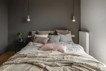 Małe mieszkanie z białą kuchnią i granatowym sufitem, projekt: Decoroom 