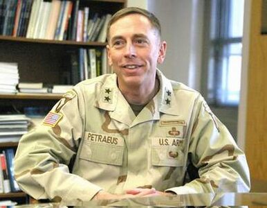 Miniatura: Generał David Petraeus żegna się z armią