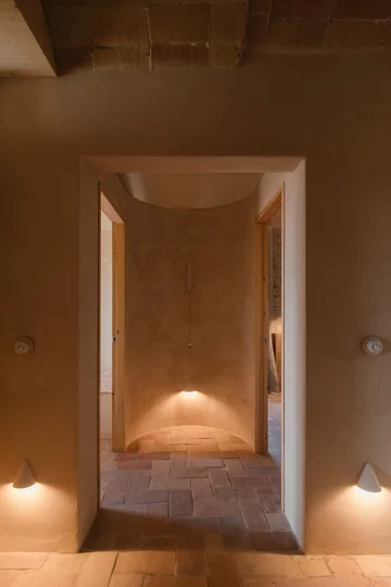 Rewitalizacja dawnej stolarni – projekt Clara Crous Arquitectura przywraca znaczenie materiałowi, światłu i oryginalnej strukturze budynku 