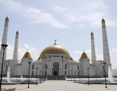 Miniatura: Kary za chodzenie w maseczkach i mówienie...