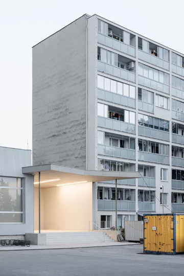 Dawny hotel robotniczy w Koszycach odzyskał modernistyczną godność, projekt  Atrium Architekti 
