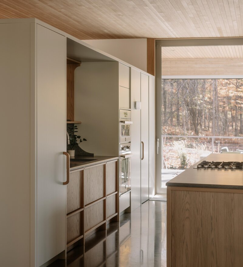 Dom zawieszony nad zboczem, gdzie konstrukcja, światło i&nbsp;materia tworzą sp&oacute;jną relację z&nbsp;krajobrazem, projekt Mati&egrave;re Premi&egrave;re Architecture