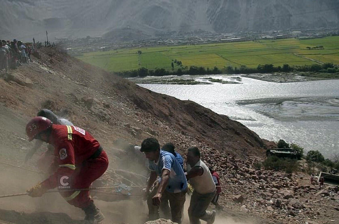 Akcja ratunkowa przy trasie w Peru 