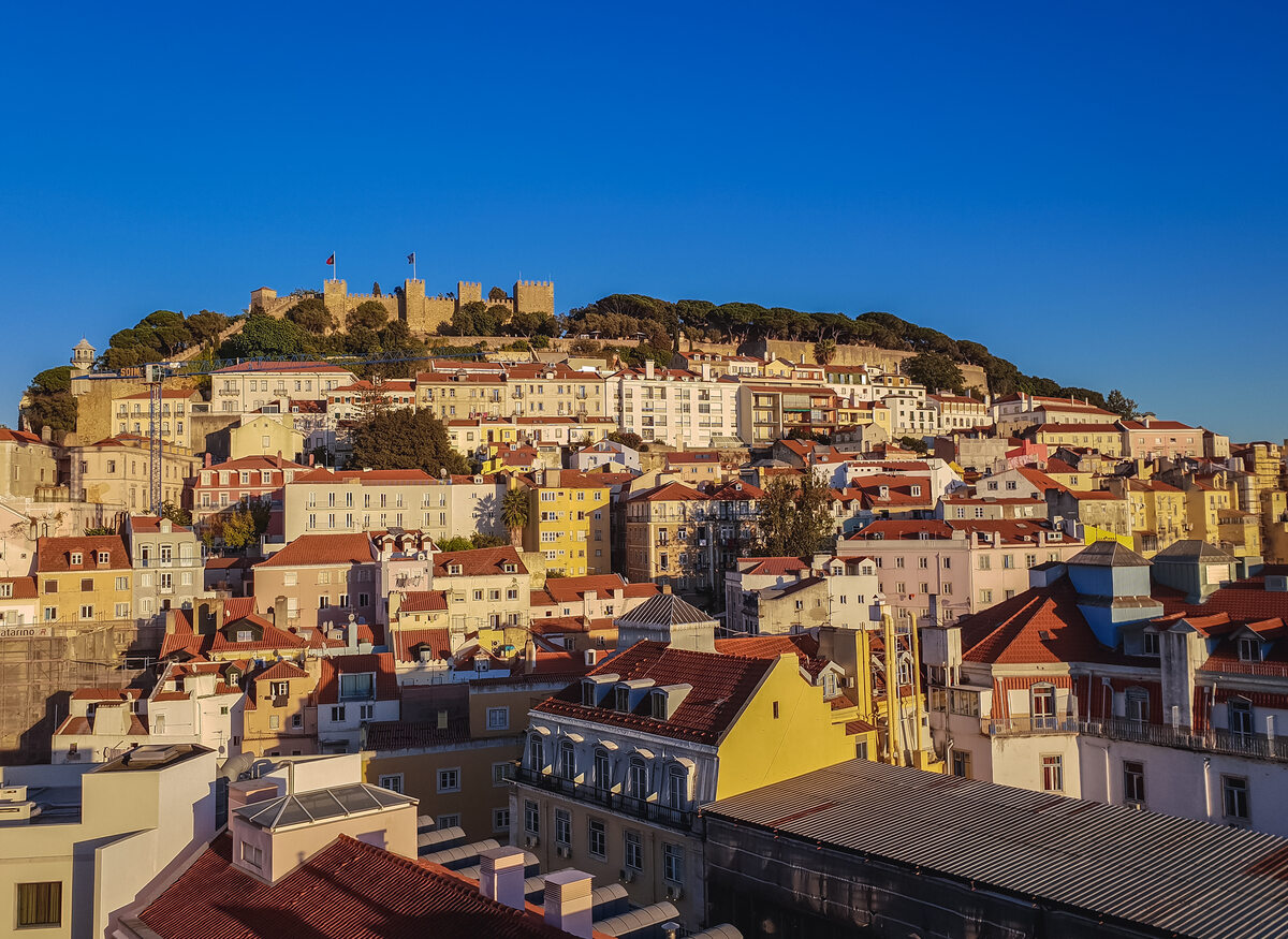 Lizbona, widok na Zamek św. Jerzego Czy smartfon może zastąpić profesjonalny aparat na zagranicznej wycieczce? Sprawdziliśmy to w Portugalii. Wszystkie fotografie zostały wykonane telefonem Samsung Galaxy S9+.