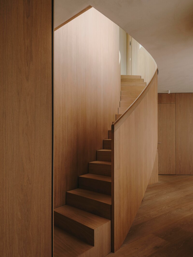 Kojący minimalizm paryskiego domu, projekt Holzrausch