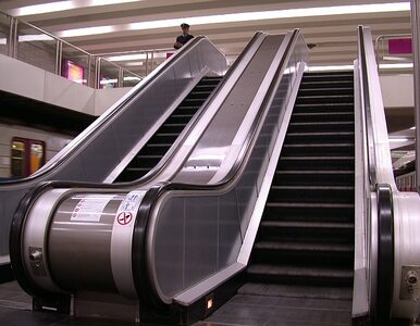 Miniatura: Warszawskie metro: schody ruchome są za...
