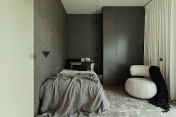 Apartament na warszawskim Mokotowie zaprojektowany przez VIA NOVA – przykład soft architecture, w której technologia KNX, stonowana paleta taupe i konsekwencja materiałowa budują ponadczasowy klimat 