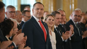 Karol Nawrocki z żoną podczas uroczystości wręczenia uchwały PKW o wyborze na prezydenta RP 