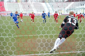 Widzew Łódź - Podbeskidzie Bielsko-Biała. Patejuk tego rzutu karnego nie wykorzystał, ale trafił do bramki Widzewa z rzutu wolnego (fot. PAP/ Grzegorz Michałowski)