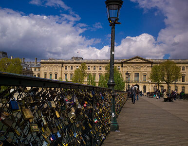 Miniatura: Paryski most nie zniósł wagi miłości