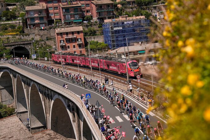 Peleton w towarzystwie różowego pociągu Giro