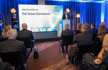 Prof. Tomasz Dzierżanowski z nagrodą specjalną Omnia Pro Infirmis: Wszystko dla Pacjent&oacute;w