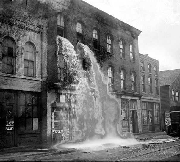 Nielegalny alkohol wylany przez okno budynku w czasach prohibicji, Detroit, 1929 (fot. boredpanda.com)