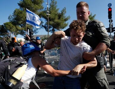 Miniatura: Armatki wodne i policja przed Knesetem....