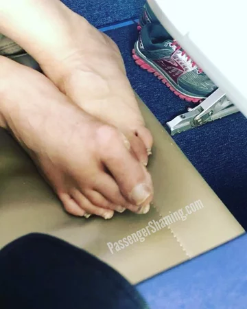 Dziwne zachowania i znaleziska w samolotach. Zdjęcie z profilu Passenger Shaming 