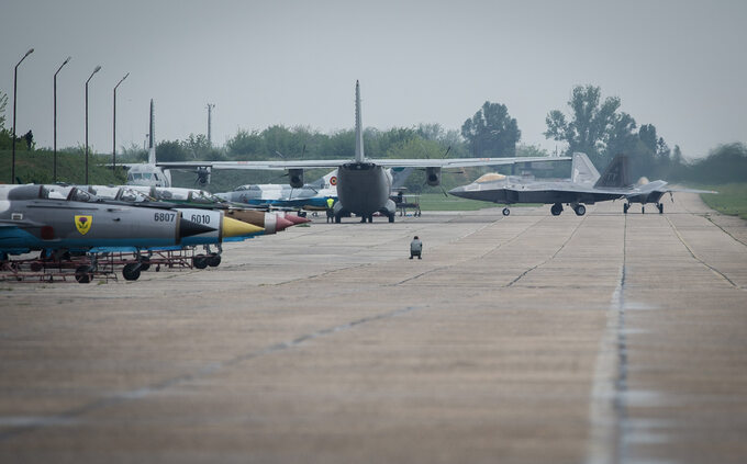 F-22A oraz KC-135 na lotnisku w bazie lotniczej Mihail Kogalniceanu, Rumunia