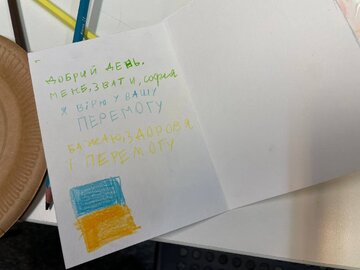 "Wierzę w&nbsp;nasze zwycięstwo i&nbsp;życzę Wam szczęścia i&nbsp;zdrowia" -&nbsp; kartki okolicznościowej Sofii.