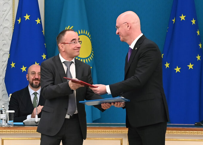 . Dyrektor Generalny SVEVIND Energy Group Wolfgang Kropp i Pierwszy Wicepremier Roman Sklyar podczas podpisywania umowy inwestycyjnej, Astana, 27 października 2022 r.