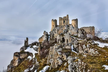 Rocca Calascio, Włochy Najwyższa twierdza w Apeninach. Do naszych czasów zachowała się jej wyjątkowa baszta z X wieku. Co ciekawe, forteca ta nigdy nie widziała bitwy. Została zniszczona przez trzęsienie ziemi w XV wieku.