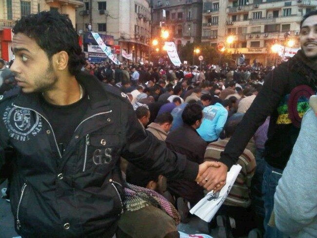 Chrześcijanie otoczyli kordonem modlących się muzułmanów w czasie egipskiej rewolucji (2011)