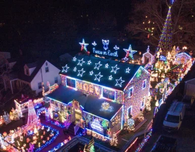 Miniatura: Udekorowali dom setkami tysięcy lampek....