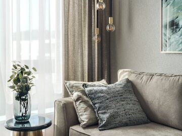 Zasłony z&nbsp;naturalnego lnu dodają wnętrzu ciepła. Projekt: Flow Interiors
