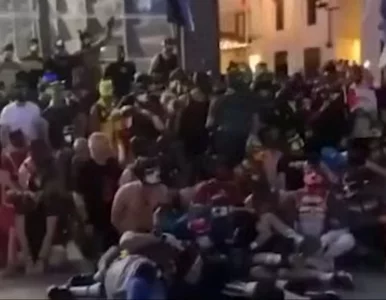 Miniatura: Prawie tysiąc osób szczekało na placu w...