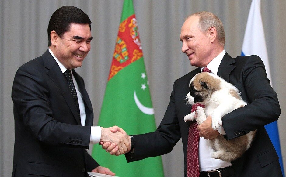 Gurbanguly Berdimuhamedow i Władimir Putin z psem Alabajem 